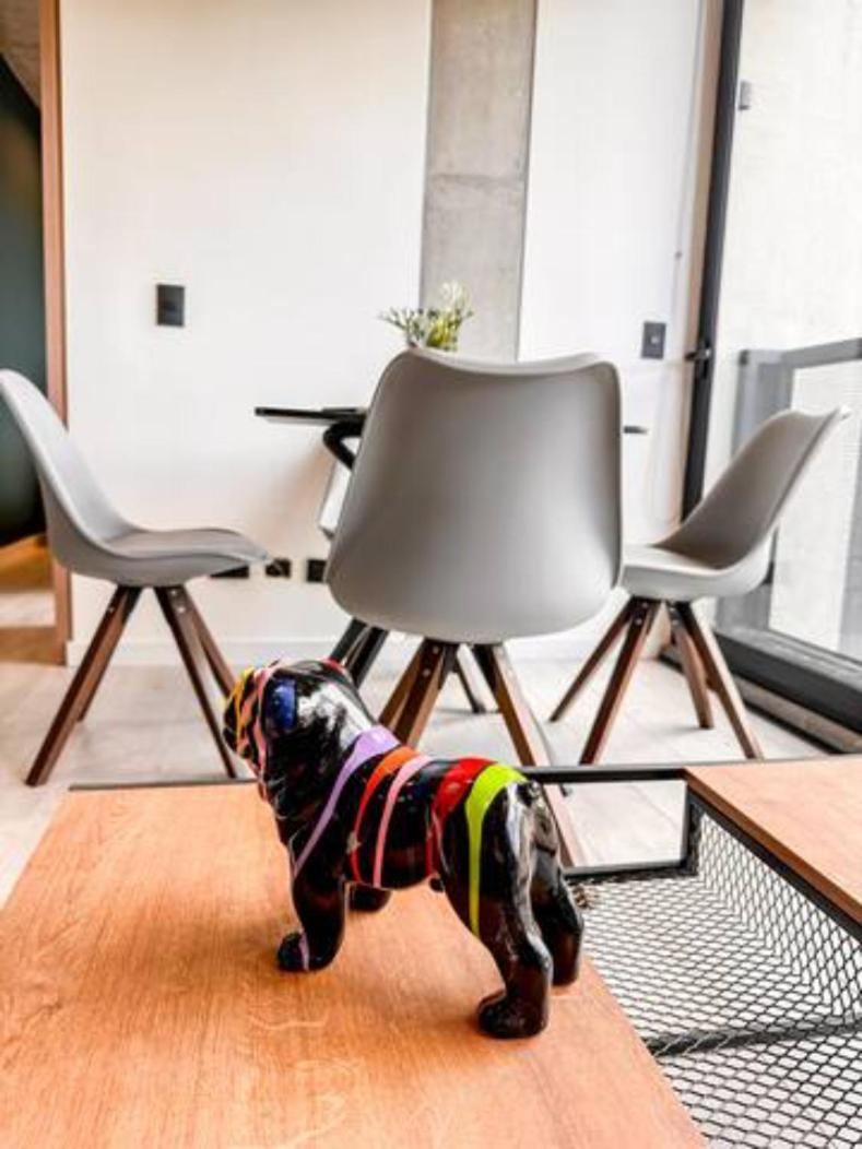 Apartment Skyline - Elegant Living With Coworking & Scenic Views
