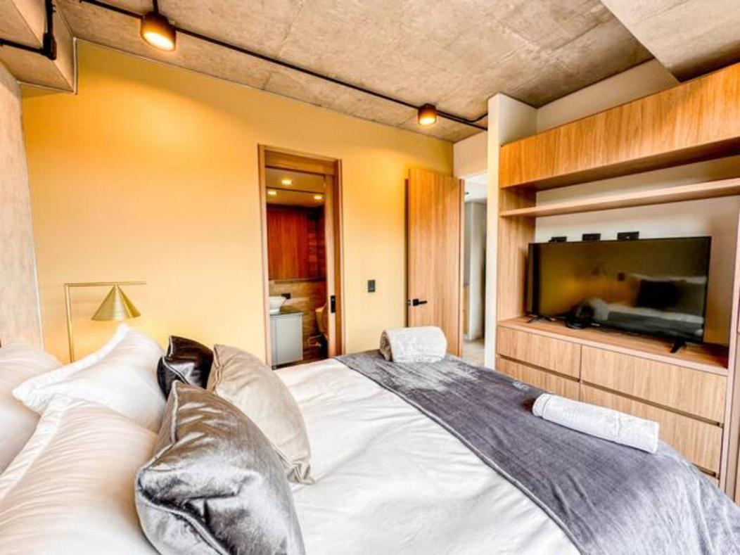 Skyline - Elegant Living With Coworking & Scenic Views Apartment