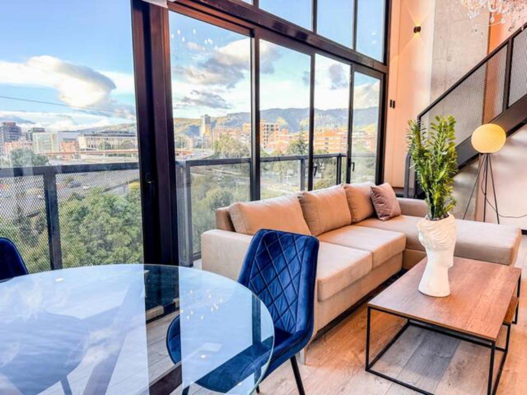 Apartment Skyline - Elegant Living With Coworking & Scenic Views *