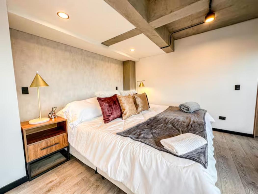 Apartment Skyline - Elegant Living With Coworking & Scenic Views *