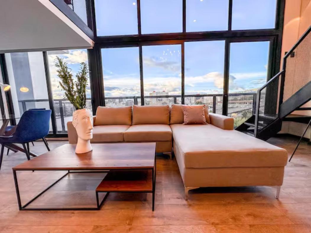 Apartment Skyline - Elegant Living With Coworking & Scenic Views *